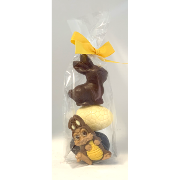 Paaszakje met chocolade eitjes en figuurtjes