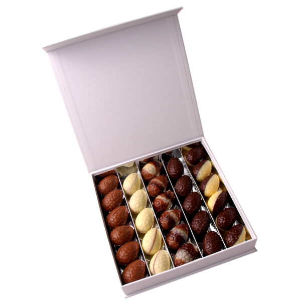 Geschenkdoos met ca 28 praliné eitjes 